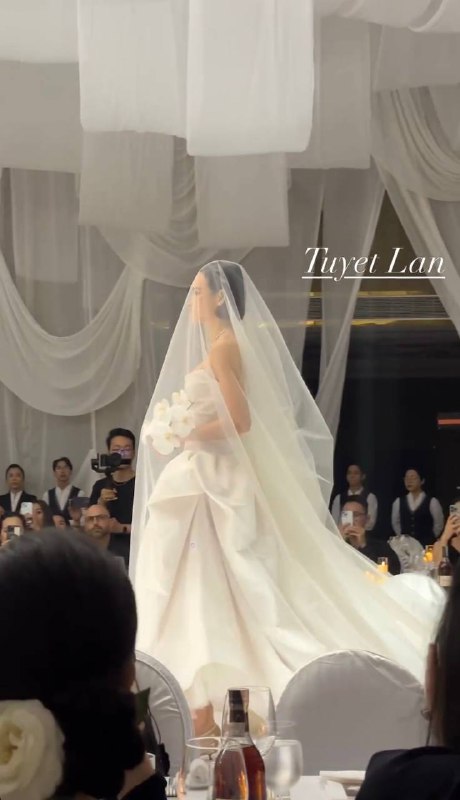 Hoa cưới của siêu mẫu Tuyết Lan chứa đựng ý nghĩa xúc động, không gian cưới thiết kế độc lạ gây ấn tượng với dàn khách - Ảnh 1.