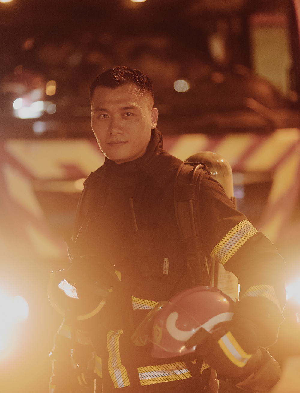 Diễn viên Xuân Phúc bị sặc khói, da “cháy” đen khi đóng vai lính cứu hỏa - Ảnh 2.