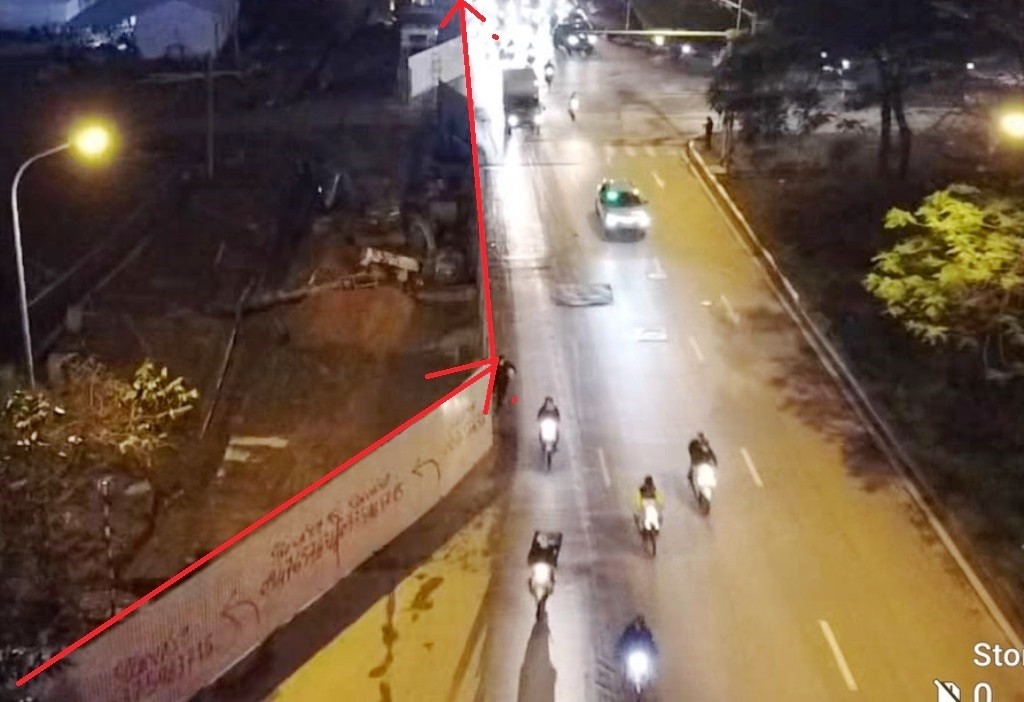 Cận cảnh hàng rào thi công gây tắc nghiêm trọng đại lộ Thăng Long - Ảnh 2.
