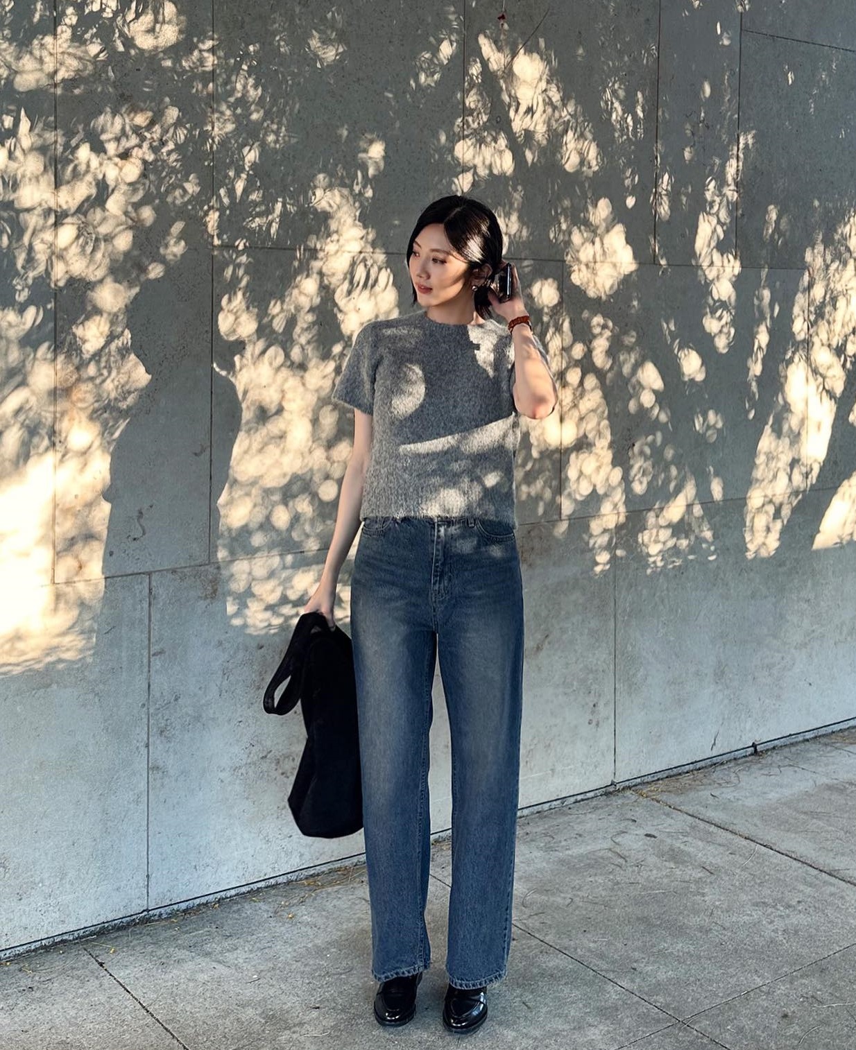 Tham khảo 10 công thức diện quần jeans theo phong cách tối giản để ghi điểm tinh tế - Ảnh 8. Tham khảo 10 công thức diện quần jeans theo phong cách tối giản để ghi điểm tinh tế - Ảnh 8.