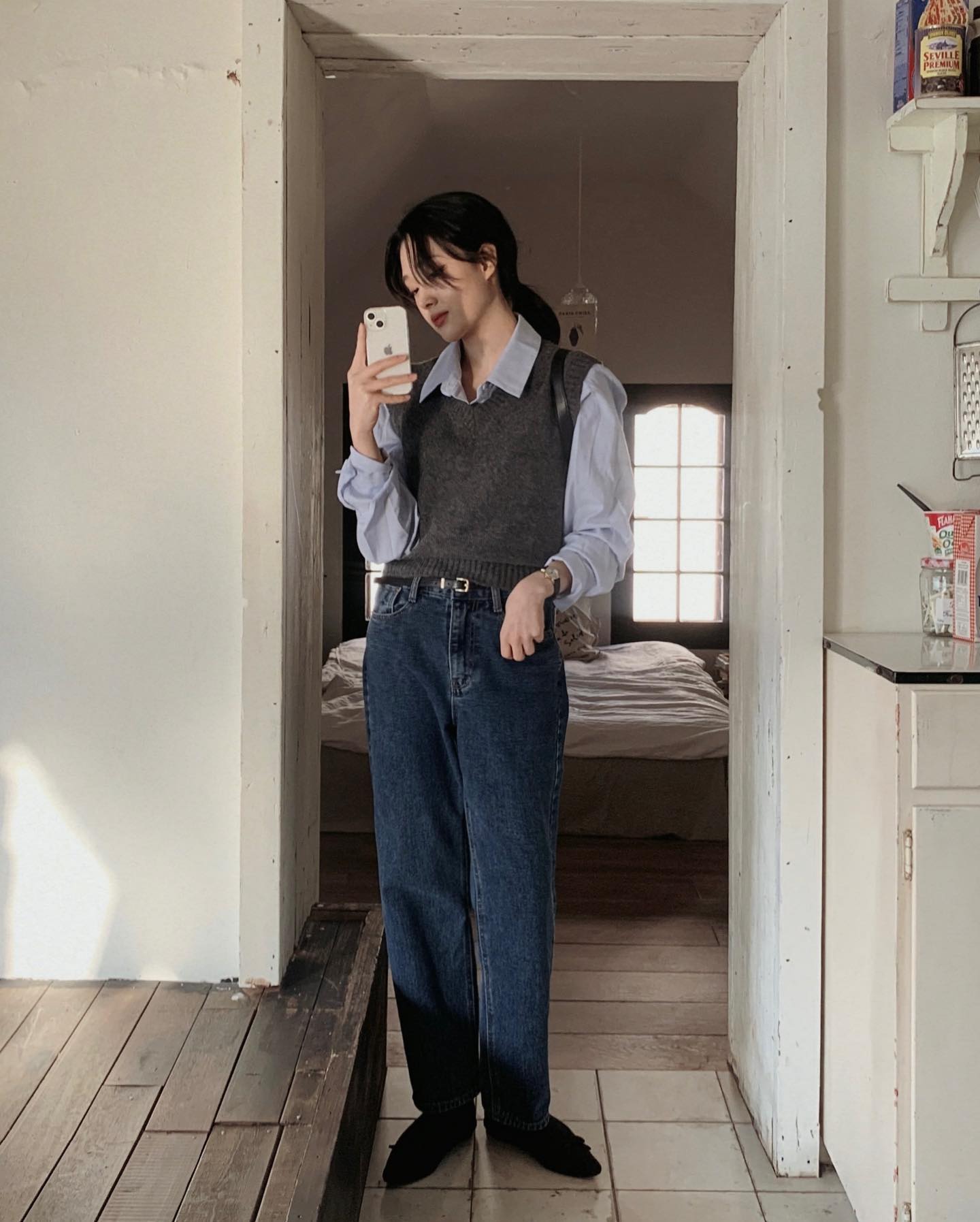 Tham khảo 10 công thức diện quần jeans theo phong cách tối giản để ghi điểm tinh tế - Ảnh 7. Tham khảo 10 công thức diện quần jeans theo phong cách tối giản để ghi điểm tinh tế - Ảnh 7.