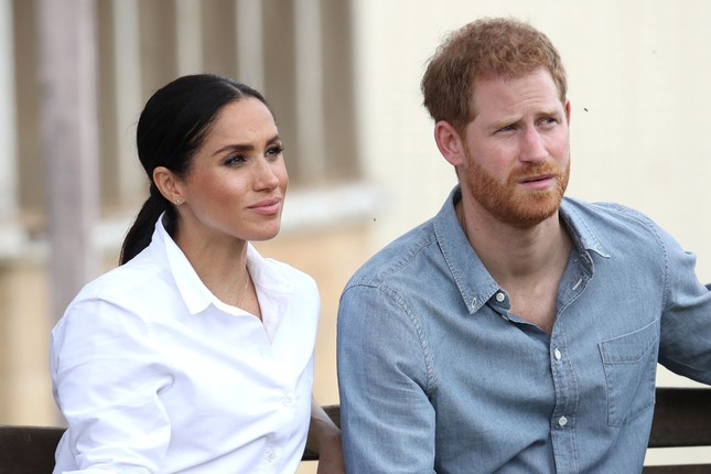 Harry v&agrave; Meghan bị hạ thấp địa vị - Ảnh 1.