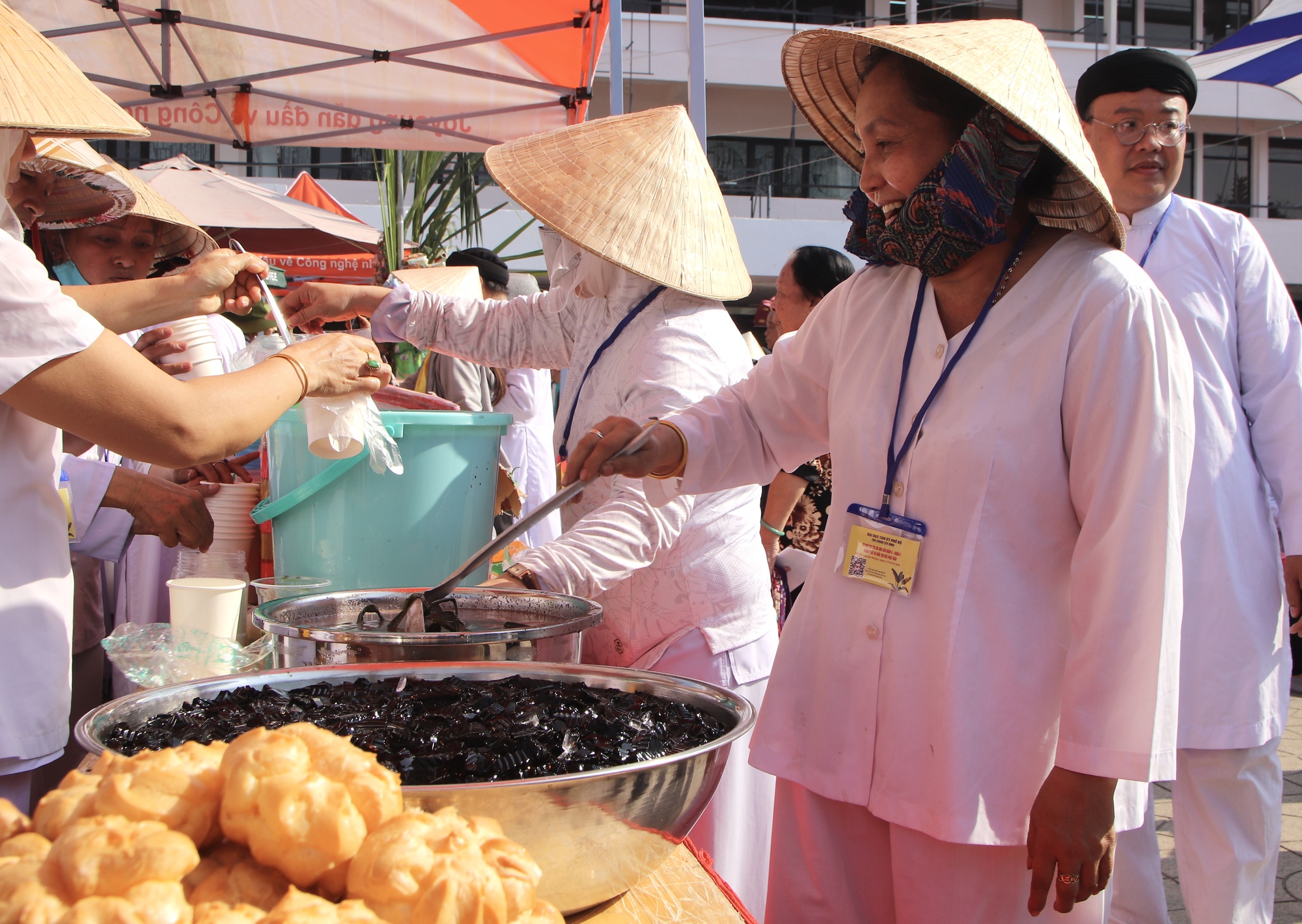 Biển người chen nhau &ldquo;d&ugrave;ng l&aacute; c&acirc;y đi chợ&rdquo; ở TP HCM- Ảnh 8.