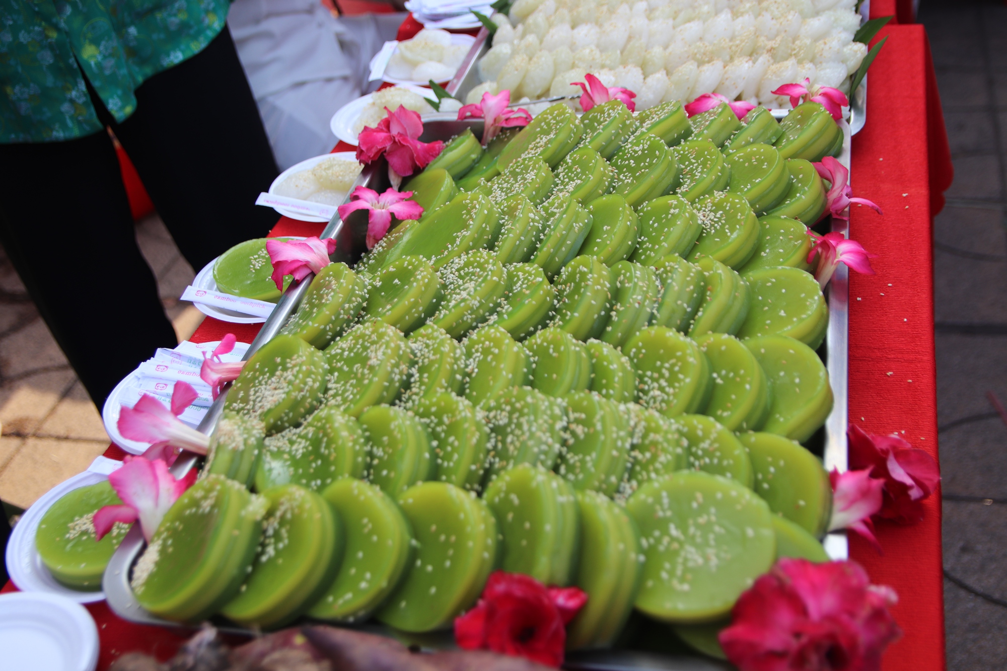 Biển người chen nhau “dùng lá cây đi chợ” ở TP HCM- Ảnh 7. Biển người chen nhau “dùng lá cây đi chợ” ở TP HCM- Ảnh 7.