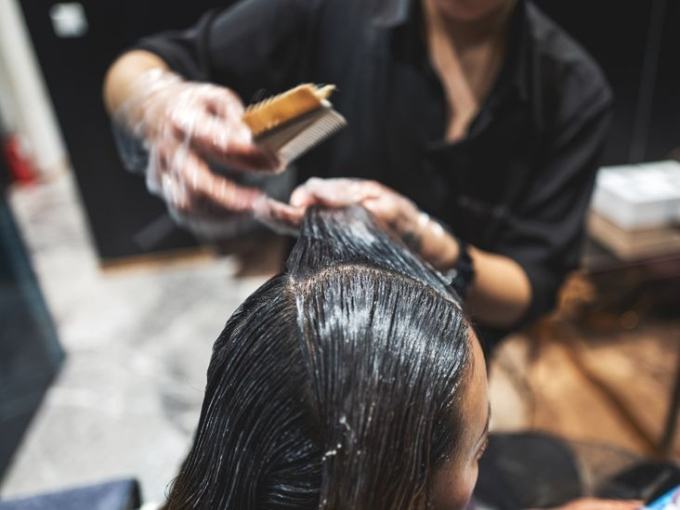 Sản phẩm tạo kiểu tóc chứa keratin cực kỳ phổ biến nhưng có thể bị cấm ở Mỹ, đây là lý do từ bác sĩ da liễu Đại học Harvard - Ảnh 2.