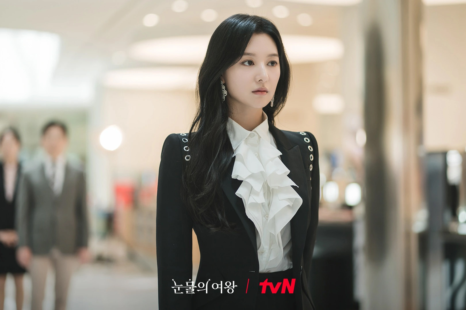 Kim Ji Won giữ da căng bóng nhờ một kiểu thoa kem chống nắng