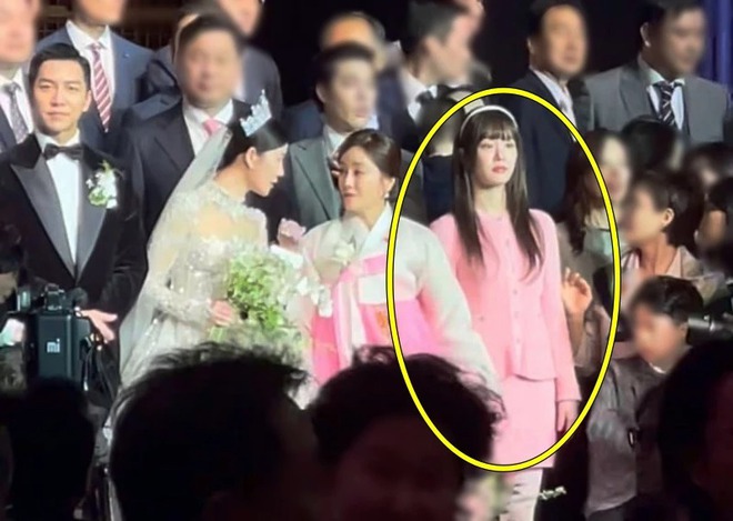 Mỹ nhân hạng A nói gì về màn lên đồ chói lọi cố “giật” spotlight ở hôn lễ của em gái và Lee Seung Gi?- Ảnh 2.