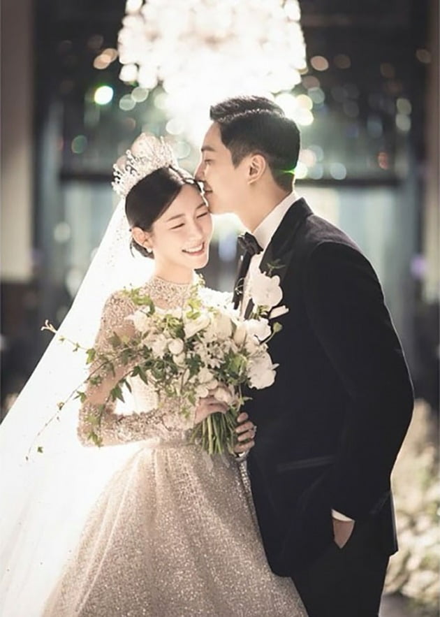 Mỹ nhân hạng A nói gì về màn lên đồ chói lọi cố “giật” spotlight ở hôn lễ của em gái và Lee Seung Gi? - Ảnh 4.