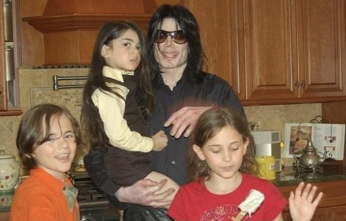 Bi kịch của 3 đứa trẻ nhà Michael Jackson: Con trai cả mắc bệnh, con gái tự tử vì bị cưỡng hiếp, con trai út bị bắt nạt - Ảnh 2.