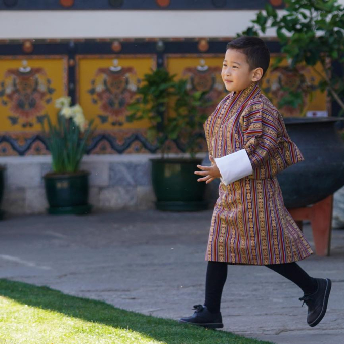 Hoàng tử nhỏ của &quot;vương quốc hạnh phúc&quot; Bhutan tròn 4 tuổi, hình ảnh mới nhất được hoàng hậu công bố khiến dân tình ngỡ ngàng - Ảnh 1.