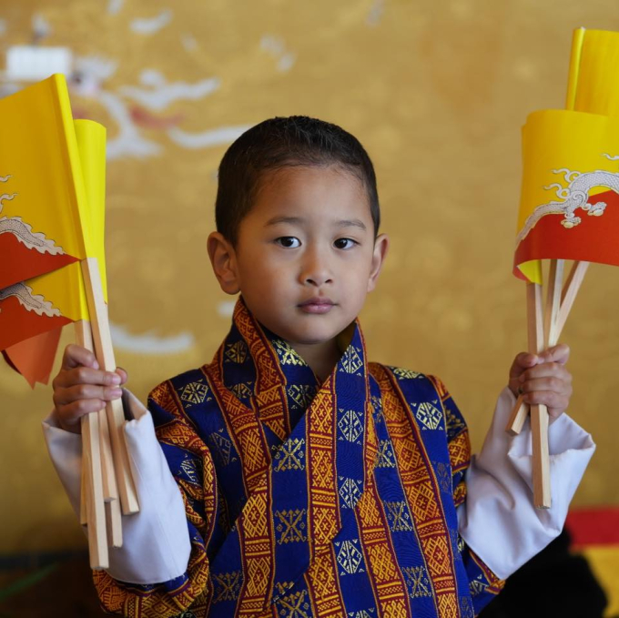 Hoàng tử nhỏ của &quot;vương quốc hạnh phúc&quot; Bhutan tròn 4 tuổi, hình ảnh mới nhất được hoàng hậu công bố khiến dân tình ngỡ ngàng - Ảnh 2.