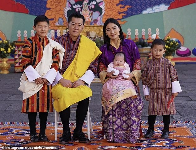 Hoàng tử nhỏ của &quot;vương quốc hạnh phúc&quot; Bhutan tròn 4 tuổi, hình ảnh mới nhất được hoàng hậu công bố khiến dân tình ngỡ ngàng - Ảnh 3.