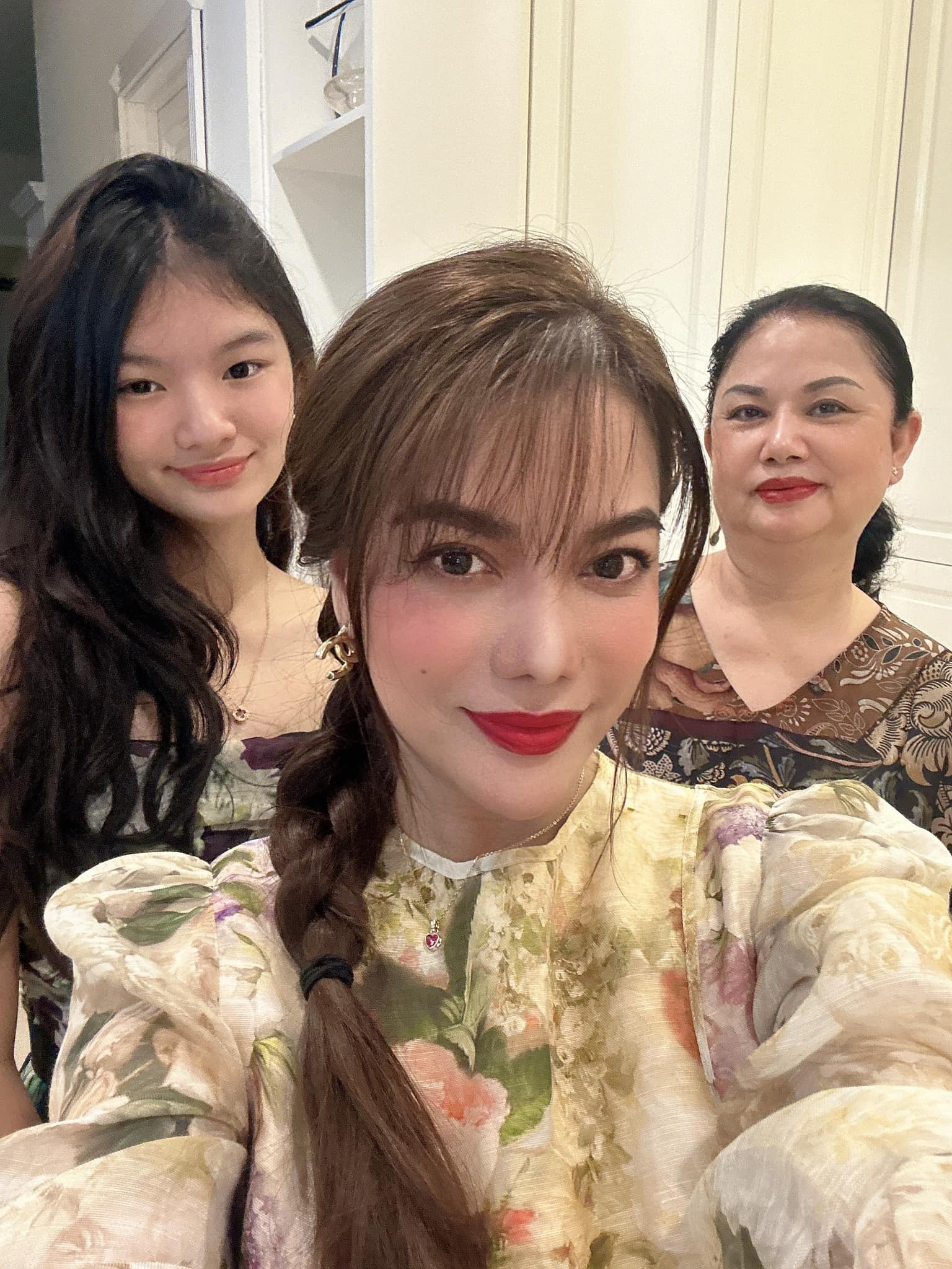 Giữa lúc liên tục bị gọi tên vụ nợ hàng tỷ đồng, "chị đại" Vbiz bị soi trục trặc với tình trẻ kém 14 tuổi- Ảnh 3. Giữa lúc liên tục bị gọi tên vụ nợ hàng tỷ đồng, "chị đại" Vbiz bị soi trục trặc với tình trẻ kém 14 tuổi- Ảnh 3.