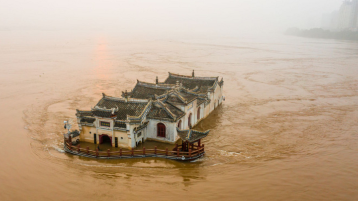 Bí ẩn ngôi chùa cổ sừng sững giữa con sông dài nhất Trung Quốc - Ảnh 1.
