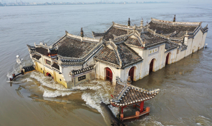 Bí ẩn ngôi chùa cổ sừng sững giữa con sông dài nhất Trung Quốc - Ảnh 2.