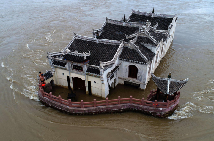 Bí ẩn ngôi chùa cổ sừng sững giữa con sông dài nhất Trung Quốc - Ảnh 3.