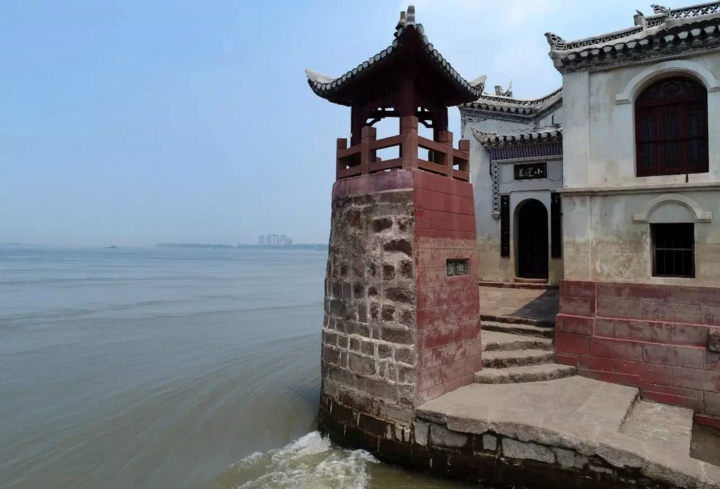Bí ẩn ngôi chùa cổ sừng sững giữa con sông dài nhất Trung Quốc - Ảnh 4.