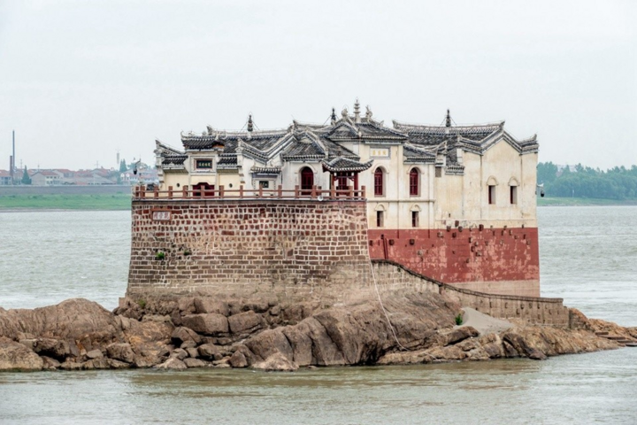 Bí ẩn ngôi chùa cổ sừng sững giữa con sông dài nhất Trung Quốc - Ảnh 5.