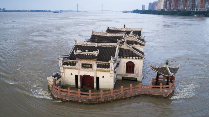 Bí ẩn ngôi chùa cổ sừng sững giữa con sông dài nhất Trung Quốc - Ảnh 6.