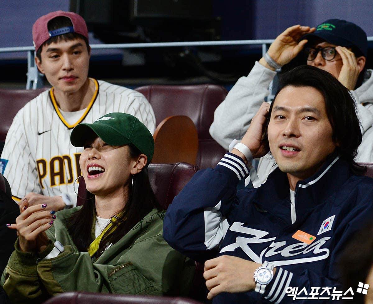 Hyun Bin gây xôn xao vì ngoại hình trong buổi xem bóng chày với vợ, netizen cảm thán: Son Ye Jin dùng hao quá- Ảnh 1.