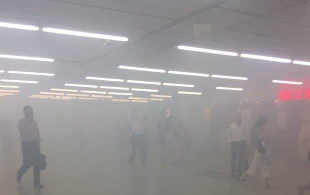Hỏa hoạn bùng phát tại ga tàu điện Tokyo: Khói trắng bao trùm, video hiện trường tiết lộ phản ứng khó tin của người Nhật - Ảnh 1. Hỏa hoạn bùng phát tại ga tàu điện Tokyo: Khói trắng bao trùm, video hiện trường tiết lộ phản ứng khó tin của người Nhật - Ảnh 1.