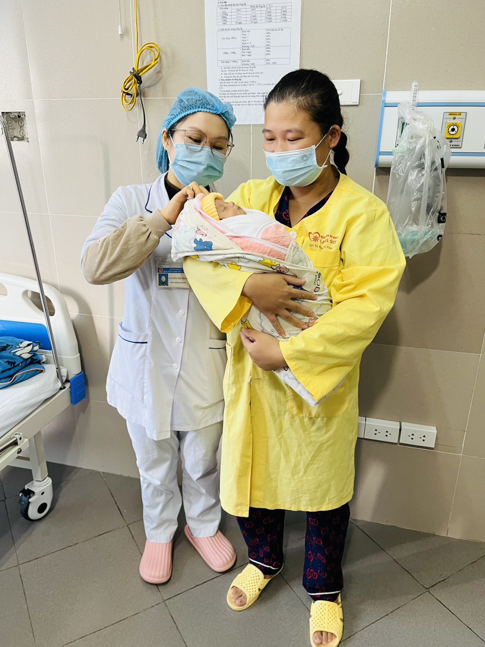 Em bé sơ sinh chỉ nặng 900gr và điều kỳ diệu sau 2 tháng - Ảnh 2. Em bé sơ sinh chỉ nặng 900gr và điều kỳ diệu sau 2 tháng- Ảnh 1.