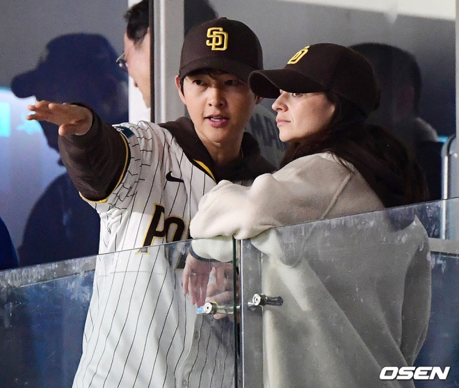Cùng tới SVĐ hẹn hò, Song Joong Ki và vợ Tây bị soi thái độ một trời một vực so với BinJin và Ji Sung - Lee Bo Young - Ảnh 8.