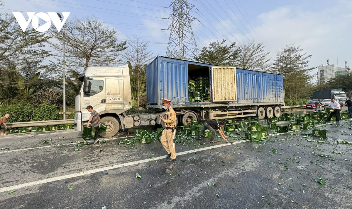 Xe container bật chốt, hàng chục thùng bia đổ xuống cao tốc Pháp Vân - Cầu Giẽ - Ảnh 2.