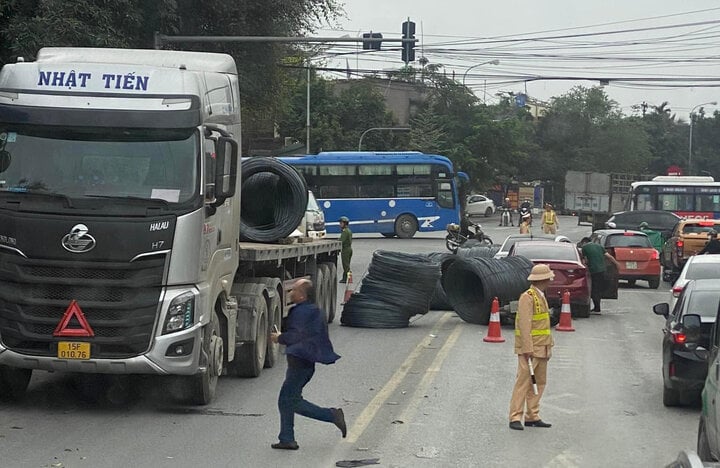 Nhiều cuộn thép rơi khỏi xe đầu kéo, va trúng 3 ô tô ở Hải Phòng - Ảnh 1.