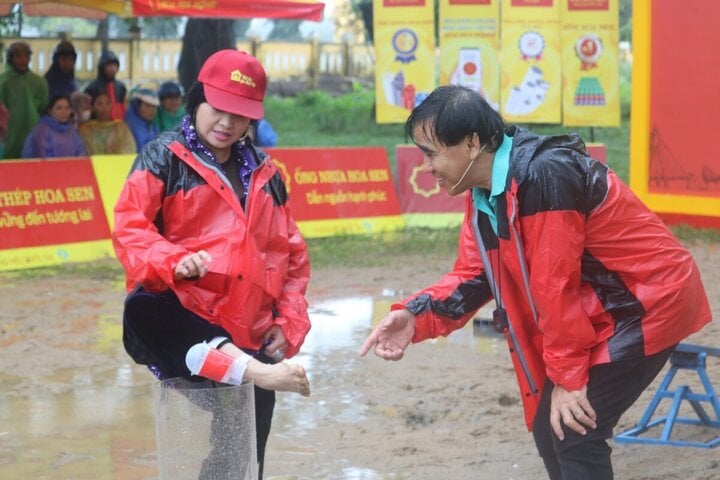 NSND Thanh Lam đội mưa, lội bùn tham gia chương trình vì người nghèo - Ảnh 3.