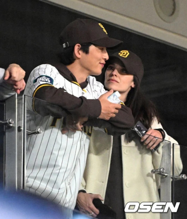 Clip Song Joong Ki ôm mỹ nhân kém 20 tuổi khi đi hẹn hò cùng vợ gây bão MXH - Ảnh 8.