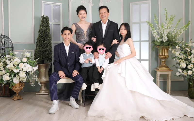 Á hậu Thu Trang hiếm hoi khoe ảnh đại gia đình: Visual cậu cả và ái nữ nhà shark Hưng chiếm spotlight!- Ảnh 1. Á hậu Thu Trang hiếm hoi khoe ảnh đại gia đình: Visual cậu cả và ái nữ nhà shark Hưng chiếm spotlight!- Ảnh 1.
