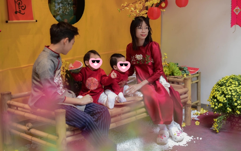 Á hậu Thu Trang hiếm hoi khoe ảnh đại gia đình: Visual cậu cả và ái nữ nhà shark Hưng chiếm spotlight!- Ảnh 2. Á hậu Thu Trang hiếm hoi khoe ảnh đại gia đình: Visual cậu cả và ái nữ nhà shark Hưng chiếm spotlight!- Ảnh 2.