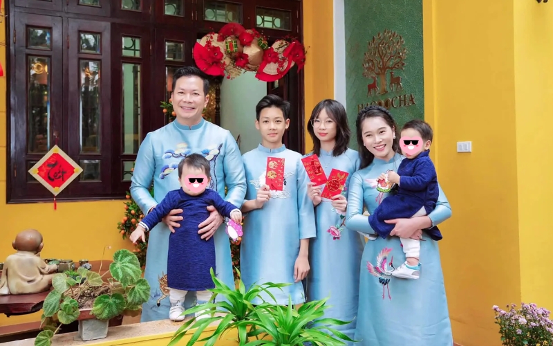 Á hậu Thu Trang hiếm hoi khoe ảnh đại gia đình: Visual cậu cả và ái nữ nhà shark Hưng chiếm spotlight!- Ảnh 4. Á hậu Thu Trang hiếm hoi khoe ảnh đại gia đình: Visual cậu cả và ái nữ nhà shark Hưng chiếm spotlight!- Ảnh 4.