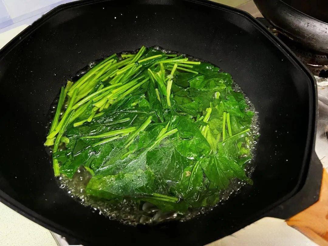 Nấu món canh từ loại rau tươi mát, rẻ tiền vào mùa xuân, ăn vừa ngon, bổ dưỡng lại thanh mát - Ảnh 2. Nấu món canh từ loại rau tươi mát, rẻ tiền vào mùa xuân, ăn vừa ngon, bổ dưỡng lại thanh mát - Ảnh 2.