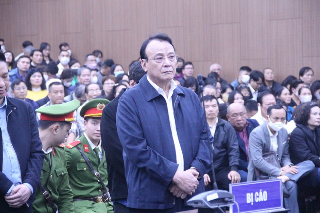 Những điểm đáng chú ý tại phiên xét xử Chủ tịch tập đoàn Tân Hoàng Minh - Ảnh 3.