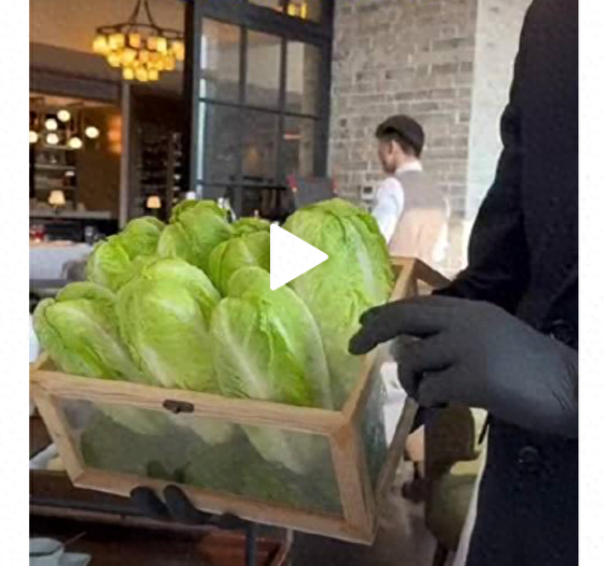 &quot;Cơm nhà giàu&quot; Thượng Hải gây tranh cãi với giá như trên trời: Có gì trong món salad hơn 700.000 đồng và đĩa bánh sừng bò bé như ngón tay? - Ảnh 2.