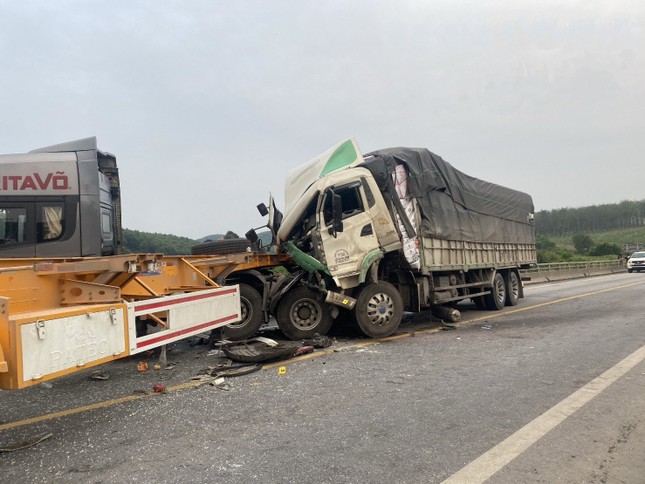 Xe tải nát đầu sau cú va chạm kinh hoàng trên cao tốc Cam Lộ - La Sơn - Ảnh 1.