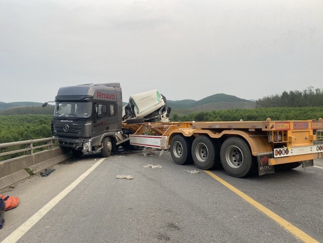 Xe tải nát đầu sau cú va chạm kinh hoàng trên cao tốc Cam Lộ - La Sơn - Ảnh 4.
