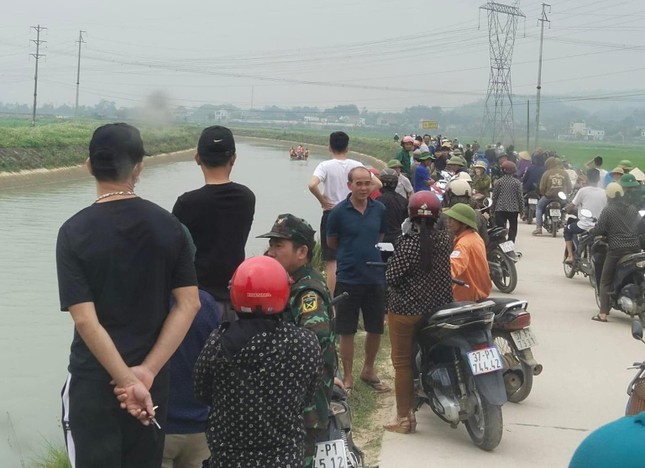 Hàng trăm người ngày đêm tìm kiếm cụ ông rơi xuống sông Đào mất tích - Ảnh 1.