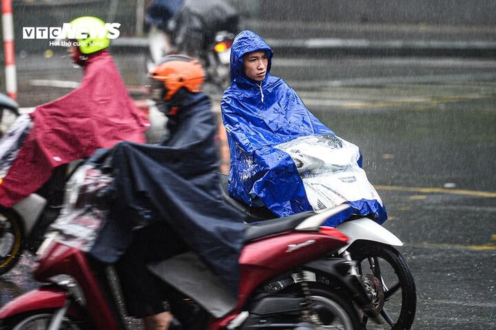 Dự báo thời tiết ngày 26/3: Bắc Bộ hứng mưa, Nam Bộ nắng nóng diện rộng - Ảnh 1.