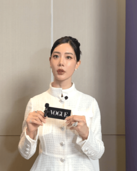 Nữ diễn viên 39 tuổi người Hàn Quốc Clara Lee Sung-min đã tiết lộ bí quyết chăm sóc da “không có nếp nhăn ở cổ”, đây là cách cô có thể loại bỏ nếp nhăn dưới mắt. - Ảnh 1.