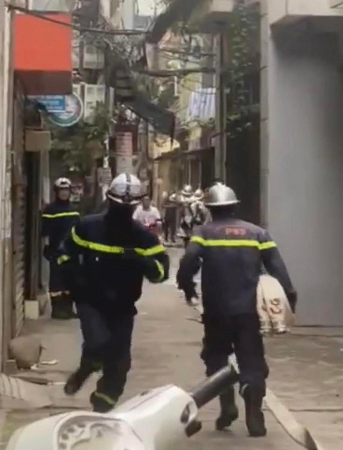 Hà Nội: Cháy nhà trên phố Đào Tấn, lực lượng cứu hỏa nhanh chóng có mặt tại hiện trường - Ảnh 2.