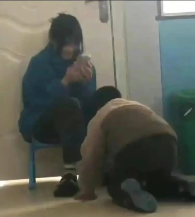 Phẫn nộ cảnh giáo viên mầm non bạo hành bé trai ở Trung Quốc: Chi tiết đứa trẻ chắp tay van nài khiến ai nhìn cũng đau đớn - Ảnh 6.