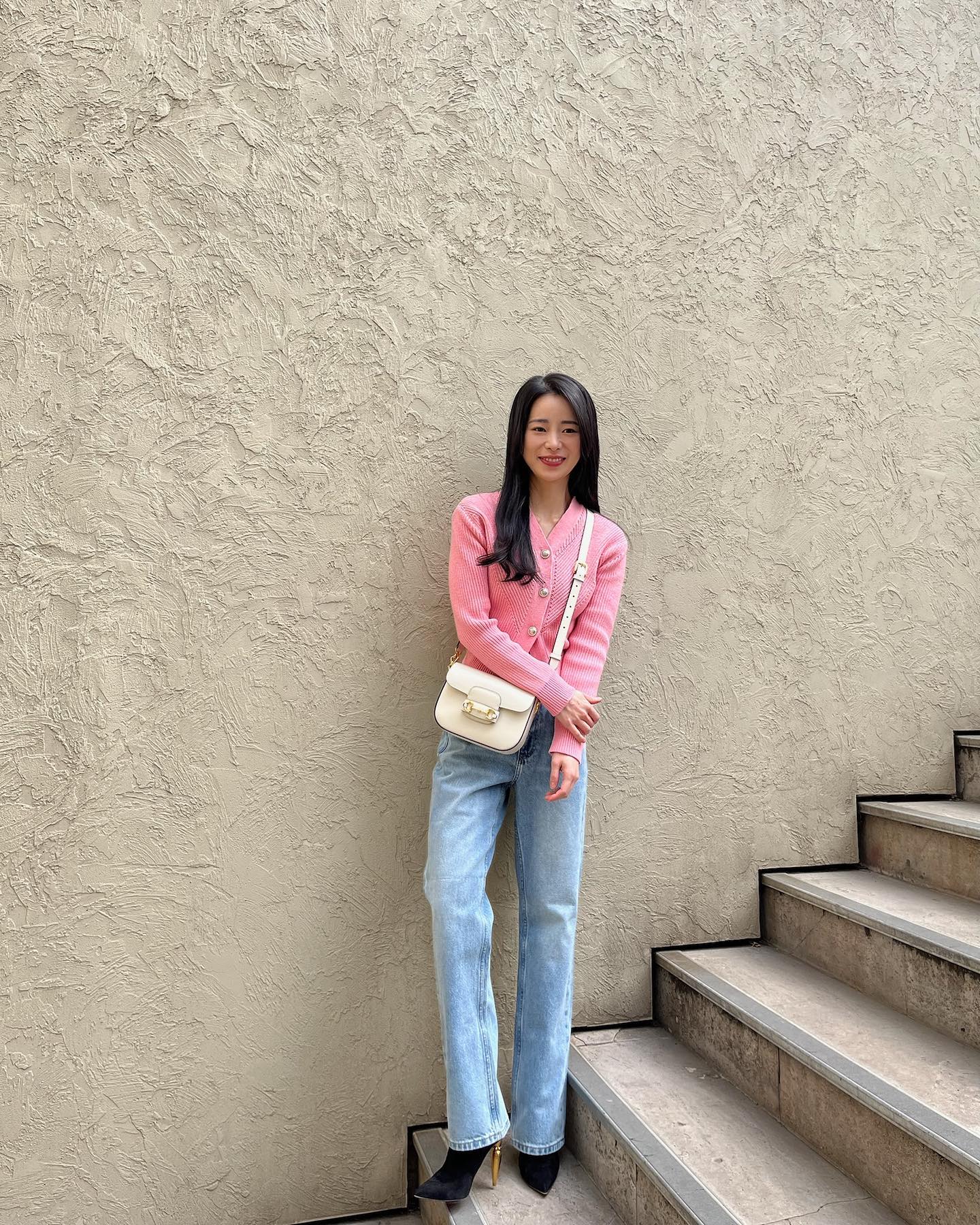 Lim Ji Yeon gợi ý 10 cách mặc quần jeans nổi bật, tôn dáng cho phụ nữ U40 - Ảnh 6.