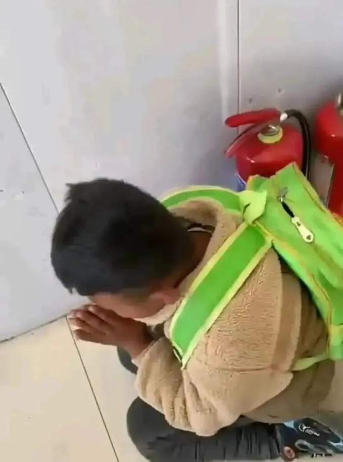 Phẫn nộ cảnh giáo viên mầm non bạo hành bé trai ở Trung Quốc: Chi tiết đứa trẻ chắp tay van nài khiến ai nhìn cũng đau đớn - Ảnh 5.