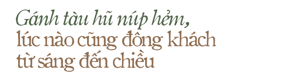 Gánh tàu hũ đường mật núp hẻm bán hơn 30 năm chưa một ngày vắng khách, giữ giá 10.000VNĐ suốt 12 năm nay - Ảnh 3.