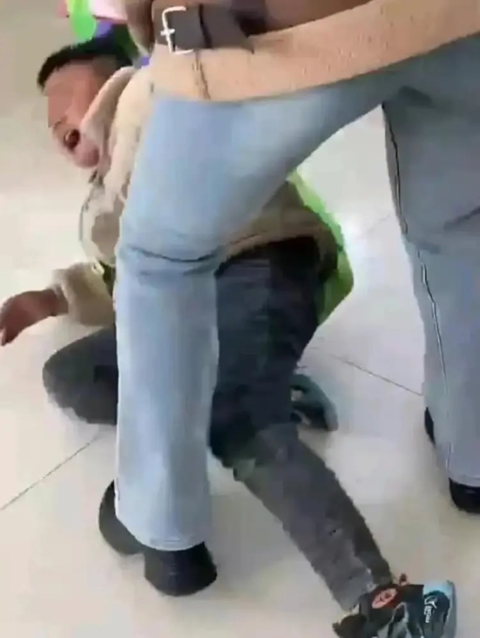 Phẫn nộ cảnh giáo viên mầm non bạo hành bé trai ở Trung Quốc: Chi tiết đứa trẻ chắp tay van nài khiến ai nhìn cũng đau đớn - Ảnh 3.