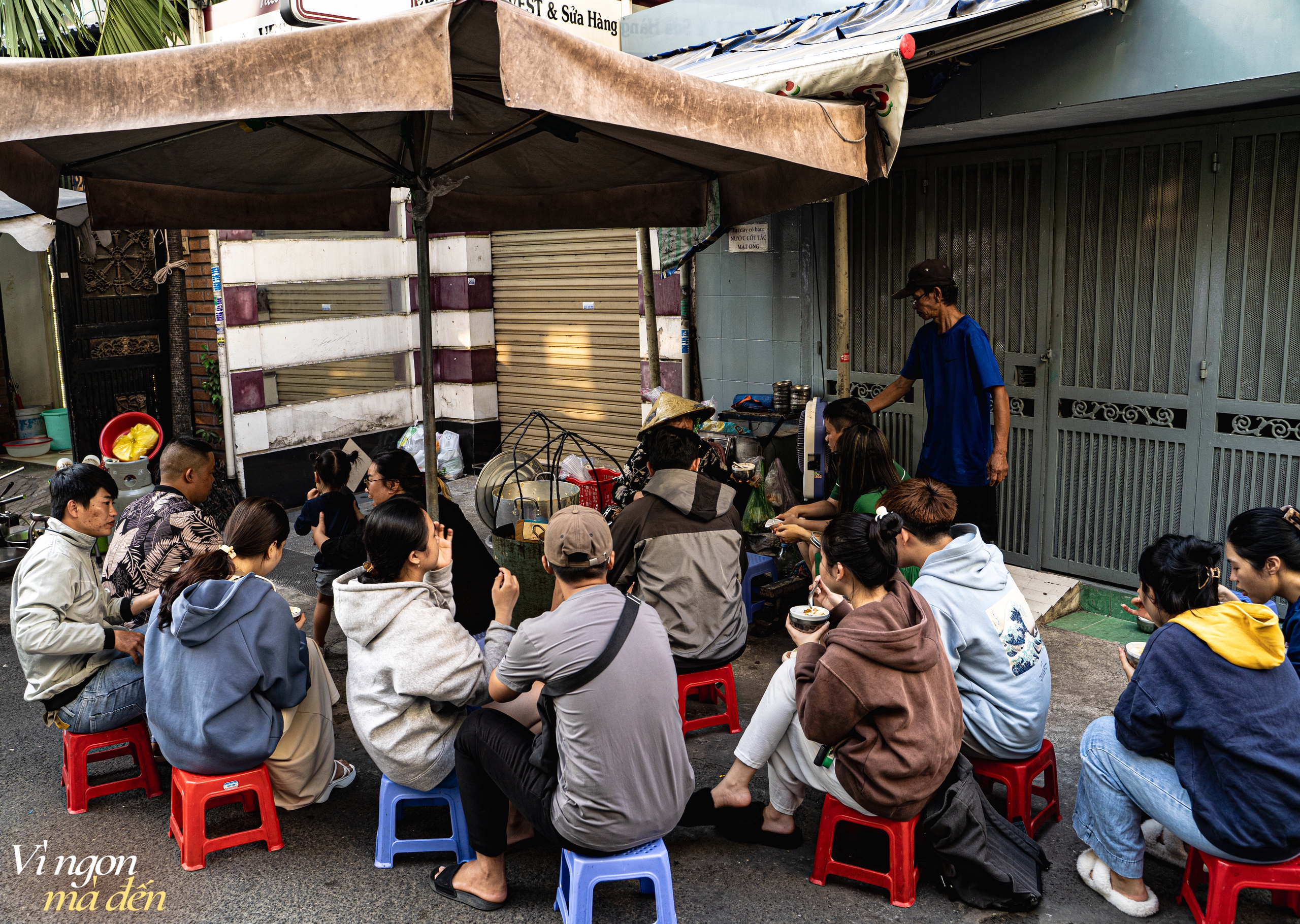 Gánh tàu hũ đường mật núp hẻm bán hơn 30 năm chưa một ngày vắng khách, giữ giá 10.000VNĐ suốt 12 năm nay - Ảnh 5.