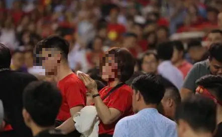 Xôn xao clip người đàn ông hành hung người phụ nữ trên sân Mỹ Đình trong trận thua bạc nhược của tuyển Việt Nam - Ảnh 2.